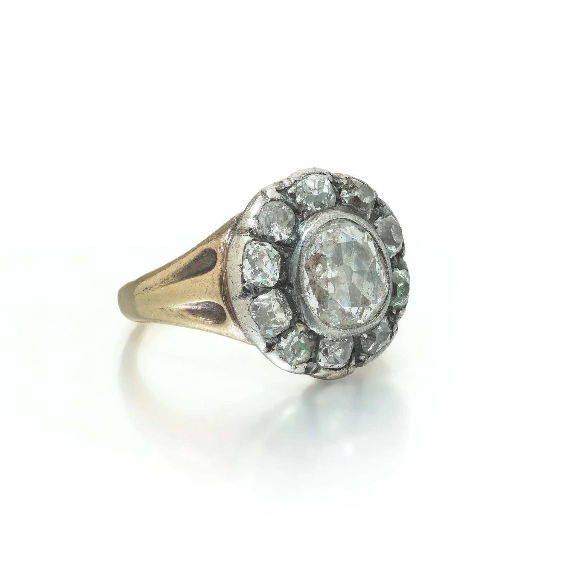 An antique diamond cluster ring in yellow gold and silver