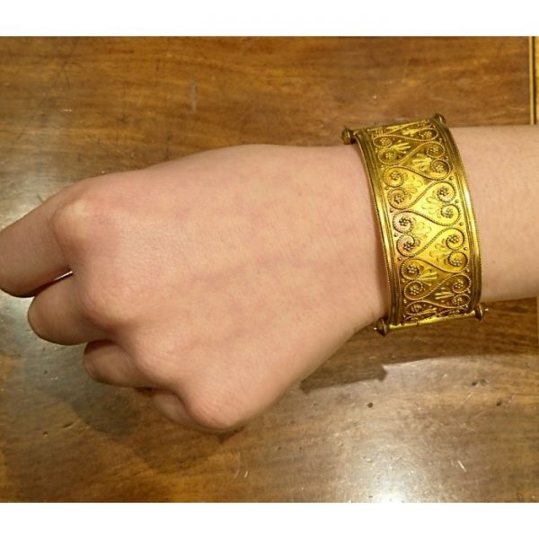 PAIR OF VICTORIAN ETRUSCAN STYLE GOLD BANGLES