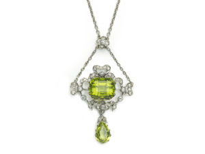 Pendiente de diamante de peridot eduardiano de la piedra de nacimiento del mes de agosto 