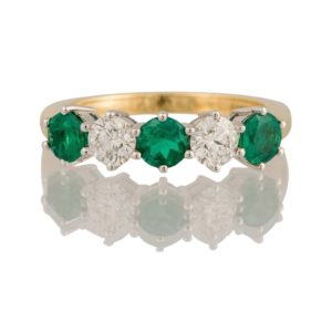 Emerald en Diamond Five Stone Ring Mei Geboortesteen 