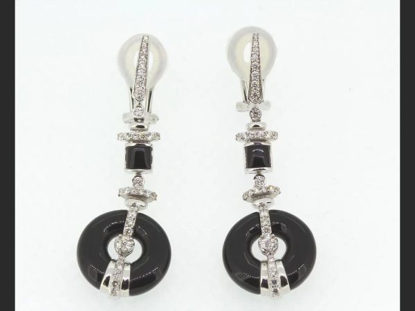 Circular onyx suspended from glittering diamonds and white gold detailed "750", radiating style from the Art Deco period