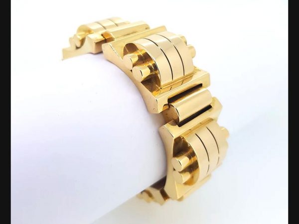 Vintage Geometric Design 18ct Yellow Gold Bracelet, Circa 1940's. A statement piece reflective of the time period. Total weight: 117.5g
