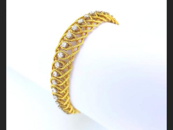 Diamond flexible twist design bracelet with central diamonds totaling an estimated 2.50 carats