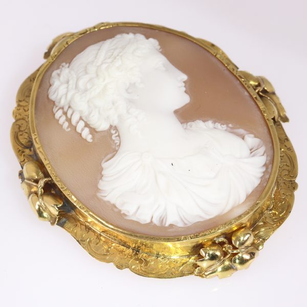 Antique Victorian Shell Cameo 18ct Yellow Gold Brooch