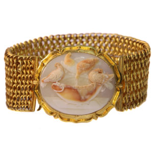 Magnificent antique cameo bracelet with presentation of so-called Doves of Pliny