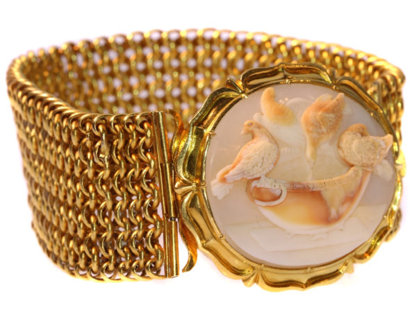 Magnificent antique cameo bracelet with presentation of so-called Doves of Pliny
