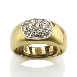 A dress ring in 18ct yellow gold with an oval cluster pavé set with diamonds in 18ct white gold.