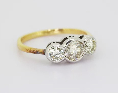 Vintage Diamond Three Stone Ring, 1.10 carat total, 18ct Gold