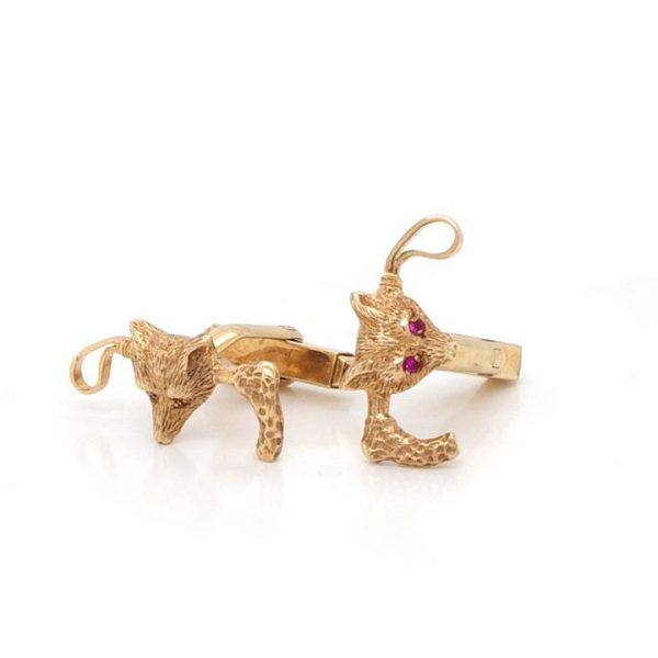 Pair of Vintage 9ct Yellow Gold Fox Head and Riding Crop Cufflinks; 9ct gold cufflinks depicting fox heads and riding crops. Crafted from 9ct yellow gold.