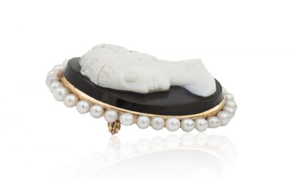 Antique French Victorian 18 Carat Gold Sardonyx Shell Cameo on Onyx circa 1850s