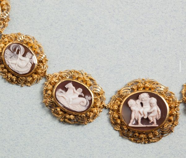 Antique Georgian Amor Cameo and 15ct Gold Necklace; set with fourteen sardonyx cameos with genre scenes of Amor, the God of Love, Circa 1820-1830.