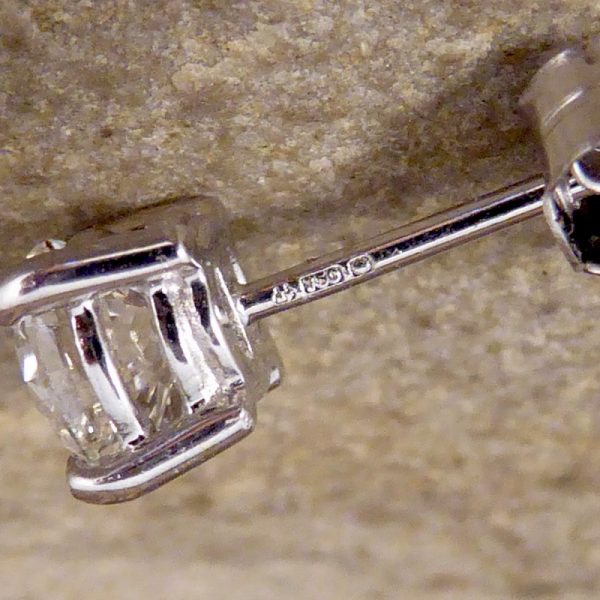 Modern 1.37ct Round Brilliant Cut Diamond Stud Earrings