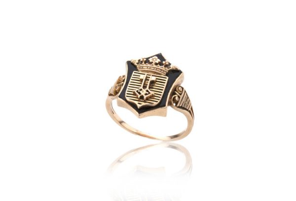 Antique Early 20th Century Black Enamel and 18ct Gold Crest Plaque Ring; depicting a crest on black enamel. Circa 1920