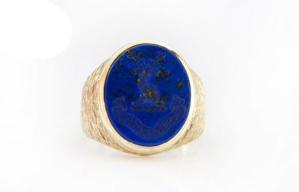 Vintage Gents Lapis Lazuli and 18ct Yellow Gold Oval Seal Ring, with seal "Si Je Puis", French for "If I May". Circa 1970s. Makers mark: GB