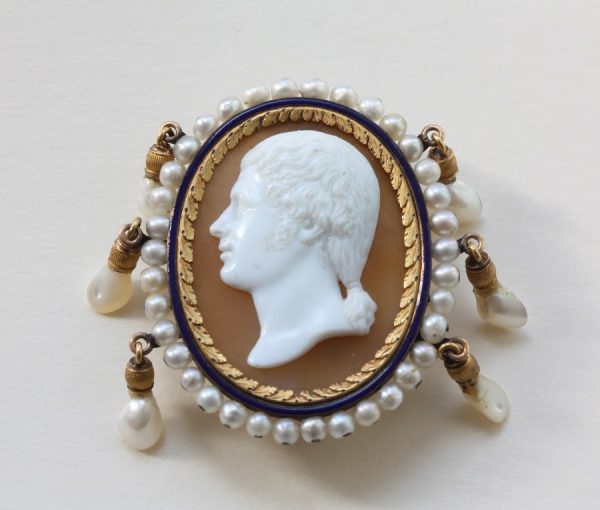 Antique Georgian Cameo Brooch with Pearls; A stunning cameo brooch surrounded by pearls. Mounted in gold.