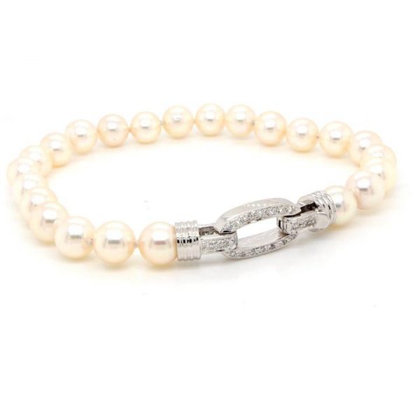 Akoya Pearl Bracelet with Diamond Set 18ct White Gold Clasp; An Akoya cultured pearl bracelet featuring a 0.30 carat diamond-set 18ct white gold clasp