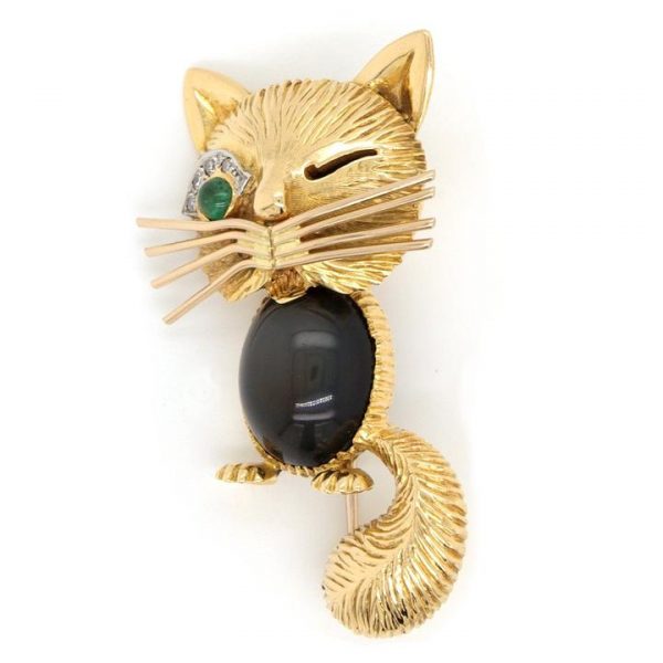 Vintage Winking Cat Brooch with Diamond and Emerald Set Eye, crafted in 18ct Yellow Gold, one eye featuring a round faceted emerald with diamond-set eyebrow