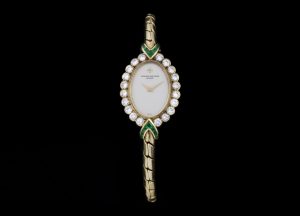 Vintage Vacheron Constantin 18ct Yellow Gold Watch with Diamonds and Emeralds; solid 18ct gold ladies manual wristwatch with diamond bezel accented with emerald set terminals. Made in Switzerland, Circa 1950s