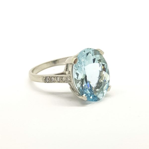 5.50ct Oval Aquamarine and Platinum Cocktail Ring with Diamond Shoulders; featuring a 5.50 carat oval faceted aquamarine, claw set, and mounted in platinum