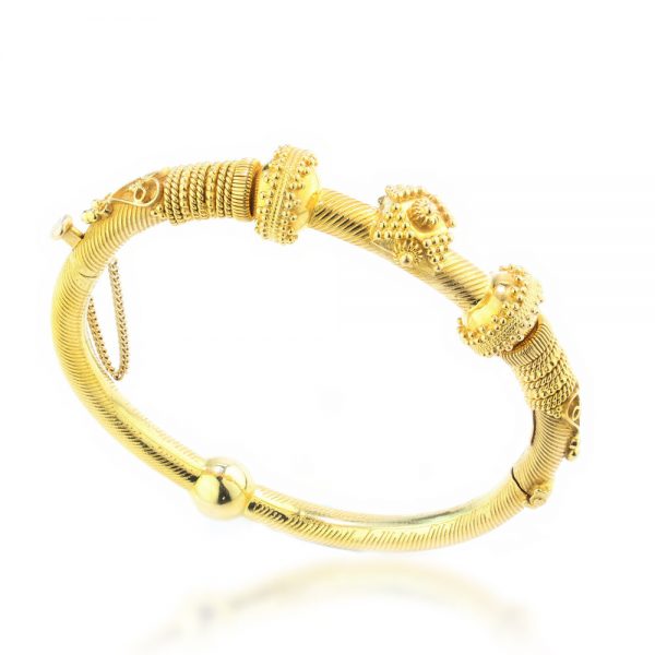 Vintage Decorative 22ct Yellow Gold Bangle Bracelet. Vintage 22ct yellow gold bangle with decorative detailing. Circa 1950s