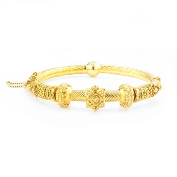 Vintage Decorative 22ct Yellow Gold Bangle Bracelet. Vintage 22ct yellow gold bangle with decorative detailing. Circa 1950s