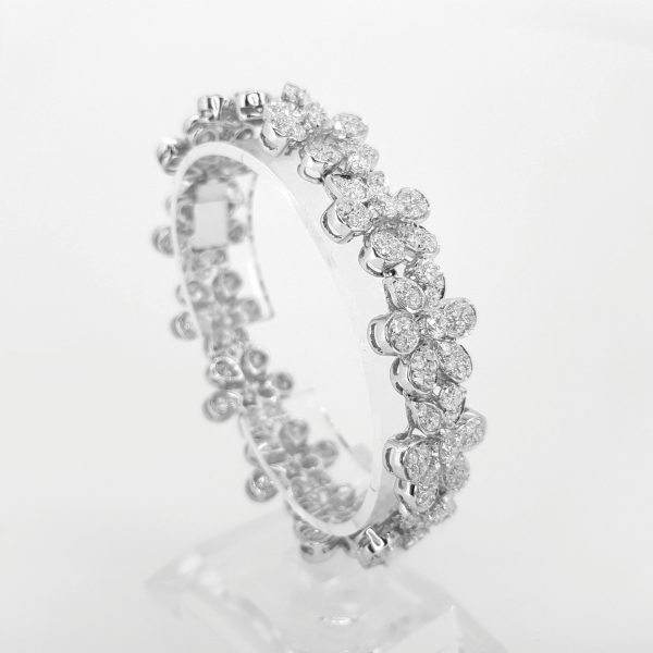 Diamond Daisy Cluster Bracelet in 18ct White Gold, 8.00 carat total
