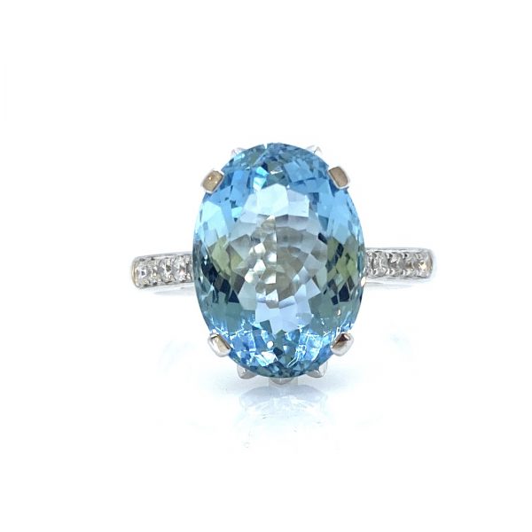Oval Aquamarine Dress Ring with Diamond Set Shoulders; 5.62ct oval faceted aquamarine with diamond detailing to the mount and shoulders, in 18ct white gold