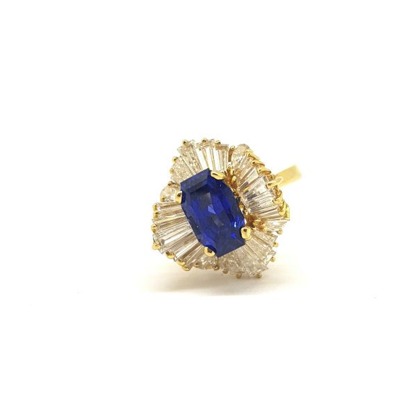 3.20ct Ceylon Sapphire and Baguette Diamond Ballerina Ring in 18ct Yellow Gold, with GCS certificate