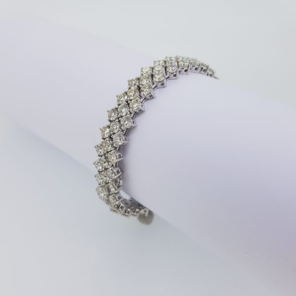 Fine Diamond Bracelet in 18ct White Gold, 19.63 carats