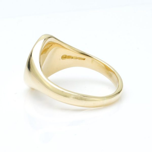 Gents 18ct Yellow Gold Signet Ring bearing a Dragon and Latin phrase Mea Dos Virtus