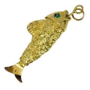 18ct Yellow Gold Articulated Fish Pendant; with an articulated flexible tail and blue and green enamel eyes