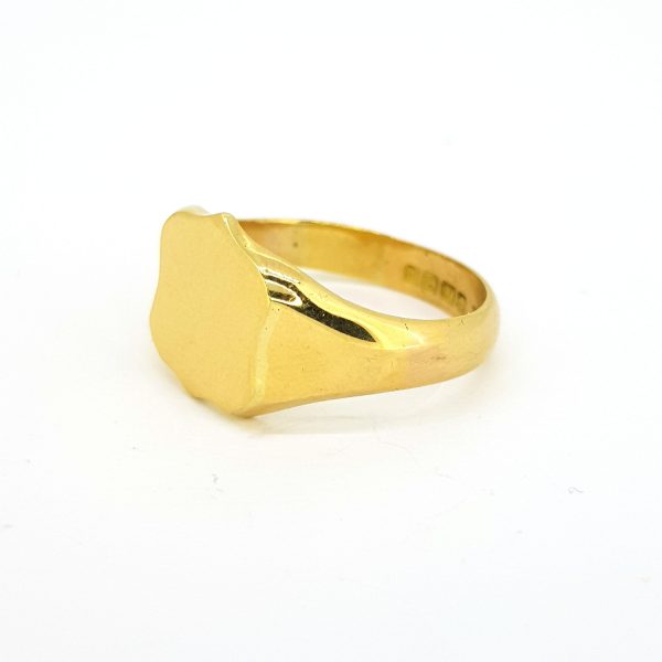 Antique 18ct Yellow Gold Signet Ring, Blank shield signet ring ready for a crest or engraving. Hallmarked 1915, Maker E & W