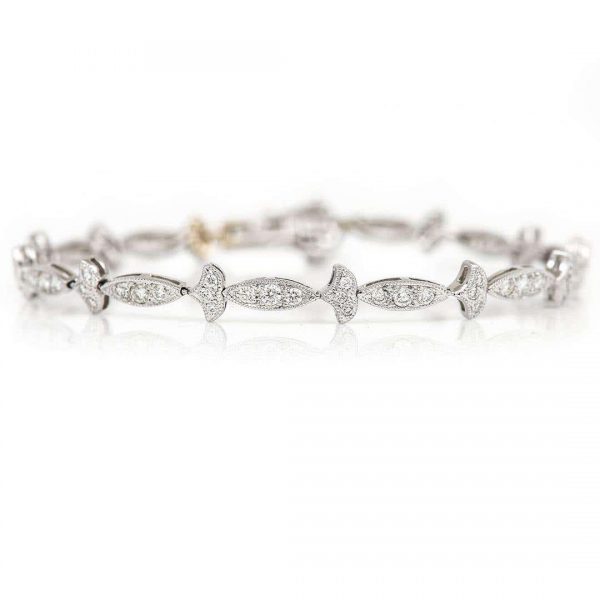 Contemporary 18ct White Gold 1.25ct Diamond Fleur De Lis Style Bracelet