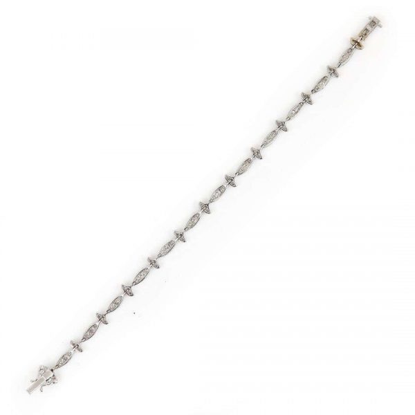 Contemporary 18ct White Gold 1.25ct Diamond Fleur De Lis Style Bracelet