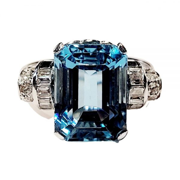 Art Deco 12ct Aquamarine and diamond ring, blue aquamarine and baguette cut diamonds shoulders, in a platinum Art Deco setting
