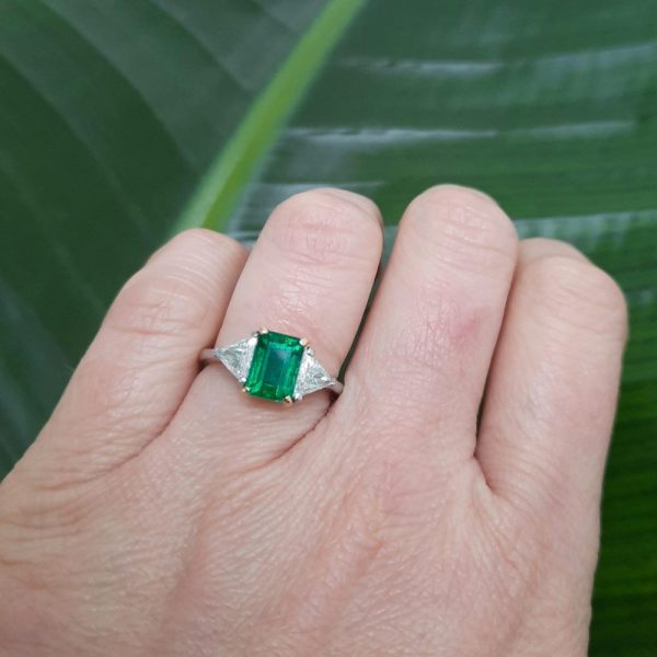 Contemporary Colombian 1.75ct Emerald and Diamond Ring