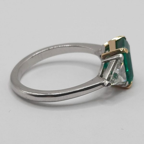 Contemporary Colombian 1.75ct Emerald and Diamond Ring