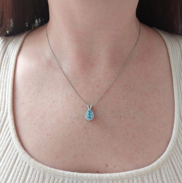 Modern 1.40ct Aquamarine and Diamond Pendant Necklace