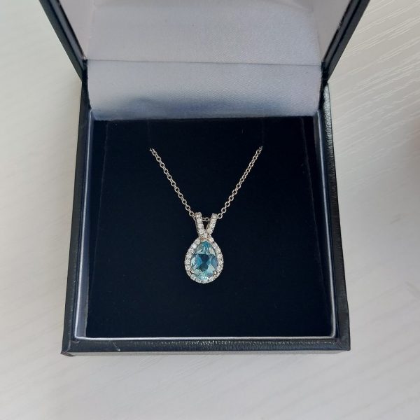 Modern 1.40ct Aquamarine and Diamond Pendant Necklace