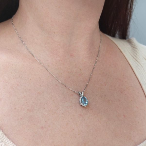 Modern 1.40ct Aquamarine and Diamond Pendant Necklace