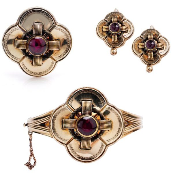 Antique Garnet and Gold Jewellery Suite, 14ct yellow gold jewellery set comprised of a brooch, pair of earrings, and bracelet set with 6.70cts cabochon garnets. Comes in original antique box