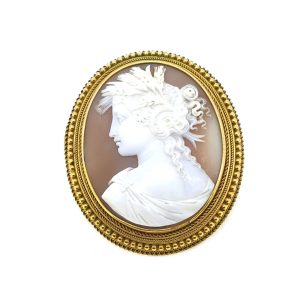 Antique Cameo Brooch in yellow gold with beaded edging