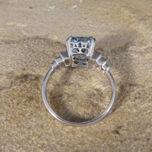 Contemporary 2.80ct Aquamarine and Diamond Ring