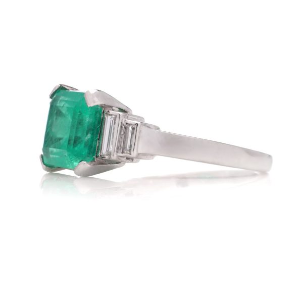 Side diamonds emerald ring