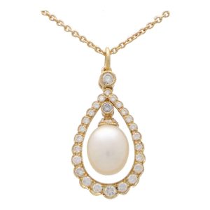 Pearl and Diamond Cluster Pendant Necklace in 18ct Yellow Gold