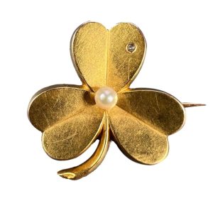 French Natural Pearl and 18ct Yellow Gold Clover Pendant come Brooch, 18ct yellow gold brooch in the form of a three-leaf clover or shamrock with central natural pearl and rose-cut diamond accent