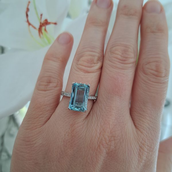 5.32ct Aquamarine Solitaire Engagement Ring with Diamond Shoulders