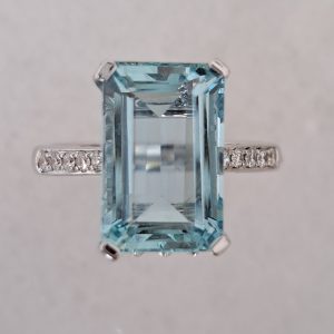 5.32ct Aquamarine Solitaire Engagement Ring with Diamond Shoulders