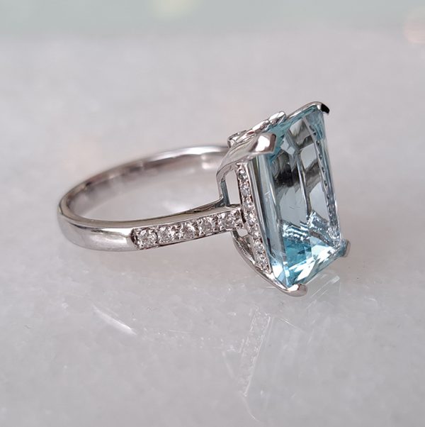 5.32ct Aquamarine Solitaire Engagement Ring with Diamond Shoulders