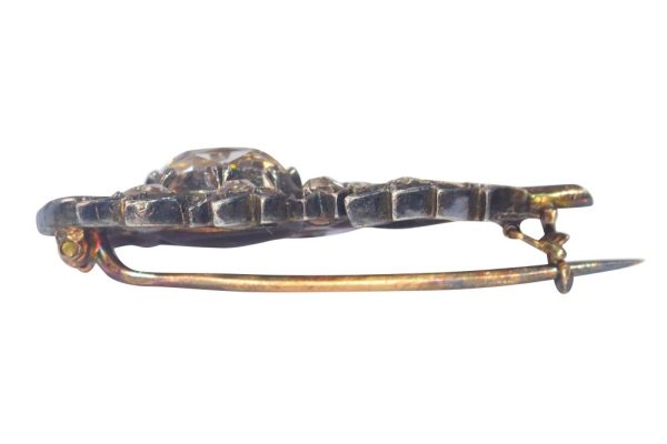 Antique diamond brooch in silver and rose gold.